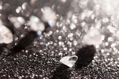 Siyah üzerine elmaslar