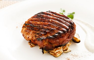 biftek ile kızarmış patlıcan