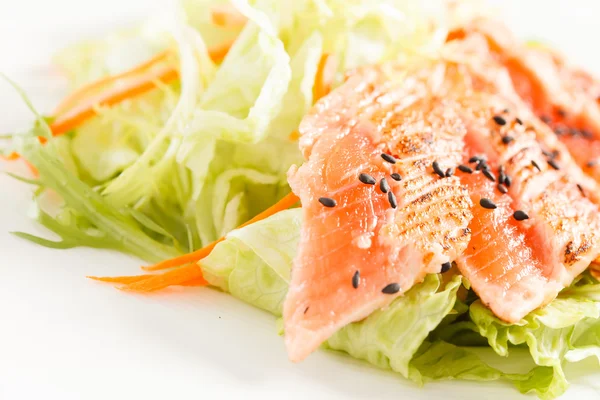 Японский салат с лососем — стоковое фото