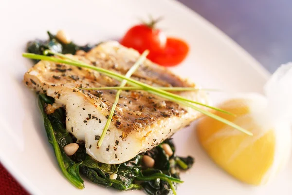 Fish with spinach — Stock Photo, Image