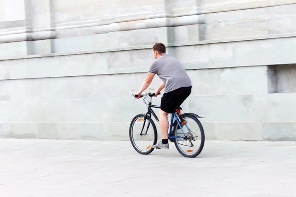 Man med cykel — Stockfoto