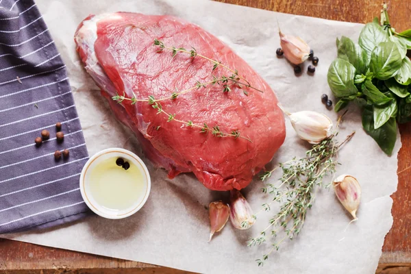 Carne cruda con especias —  Fotos de Stock