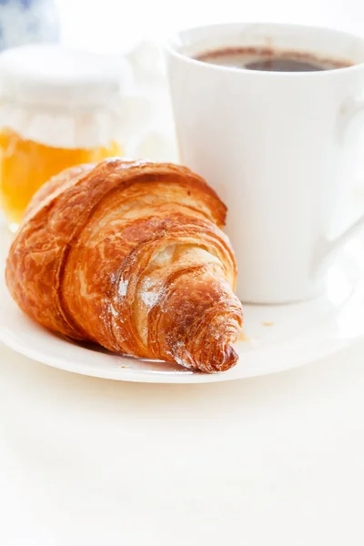 Croissant und eine Tasse Espresso — Stockfoto