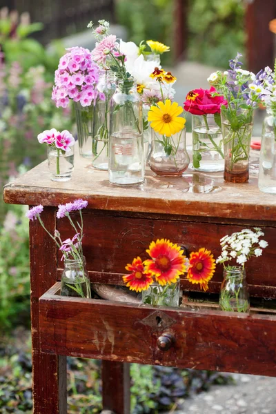Flores em garrafas — Fotografia de Stock