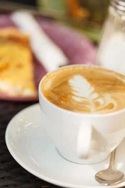 Cappuccino na mesa — Fotografia de Stock