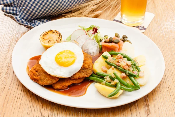 Wiener Schnitzel with Potatoes — Stock Photo, Image