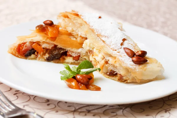 Strudel with cottage cheese — Stock Photo, Image