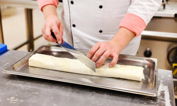 Kocken att göra strudel — Stockfoto