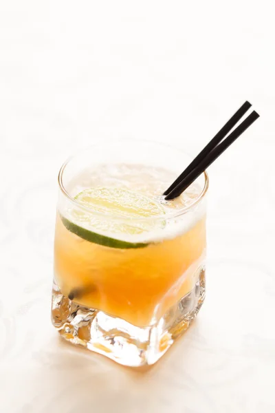 Cocktail with lime — Stock Photo, Image