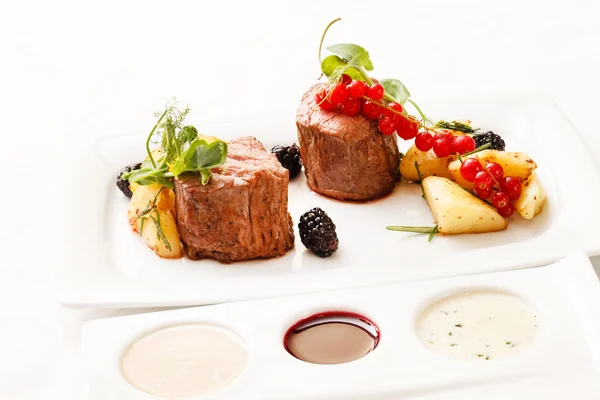 Steak with fresh berries — Stock Photo, Image