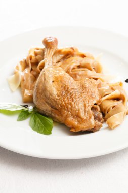 şehriyeli tavuk budu ile