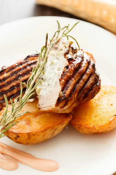 Steak with potatoes — Stock Photo, Image