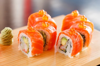 suşi ahşap tahta üzerinde