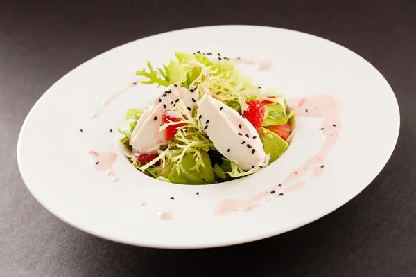 Salad with strawberry — Stock Photo, Image