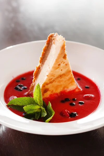 Gâteau au fromage avec sauce aux baies — Photo