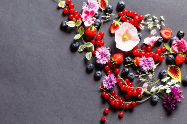 Yaz meyveler ve çiçekler