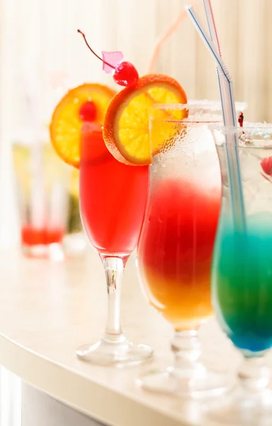 Cocktails i baren — Stockfoto