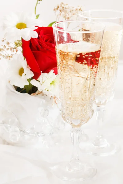 Шампанське з весільними квітами — стокове фото