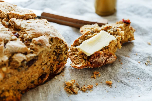 Zelfgemaakte volkoren brood — Stockfoto