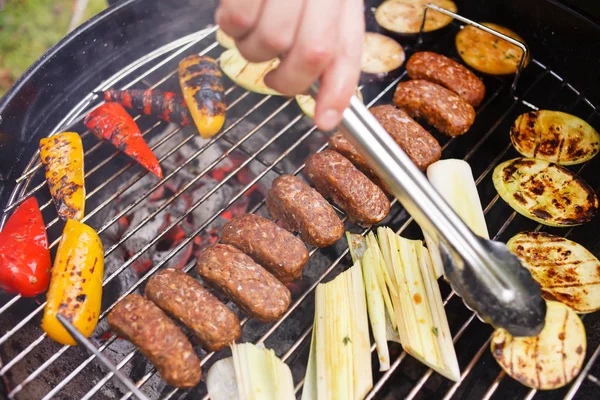 Grilled kebab and vegetables — Stock Photo, Image
