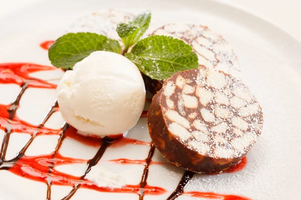 Dessert al cioccolato con gelato — Foto Stock