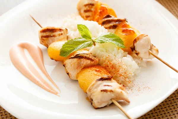 Chicken kebab with rice — Stock Photo, Image