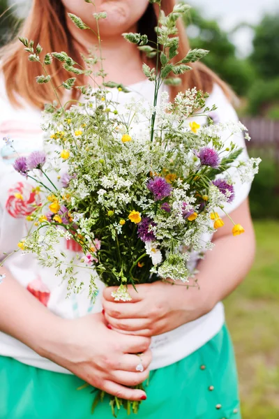 Donna con fiori — Foto Stock