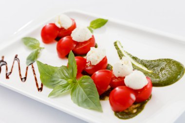 Mozzarella peyniri, domates ile