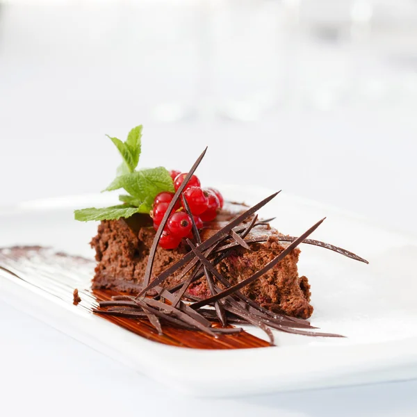 Torta al cioccolato con ribes rosso — Foto Stock