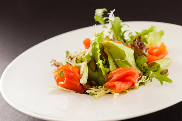 Japanischer Salat mit Lachs — Stockfoto