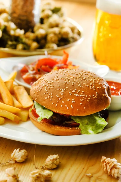 Hamburguesa con papas fritas — Foto de Stock