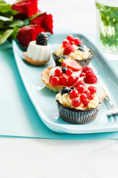 Desserts and roses — Stock Photo, Image