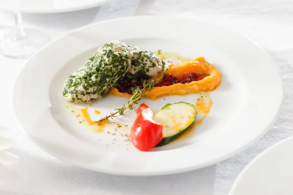 Chuletas de pollo con verduras — Foto de Stock