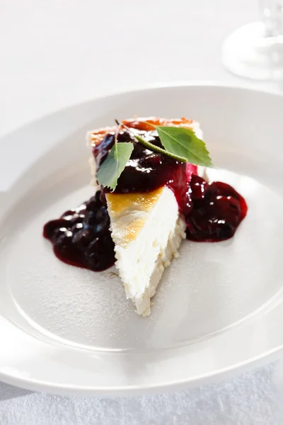 Cheesecake with jam — Stock Photo, Image