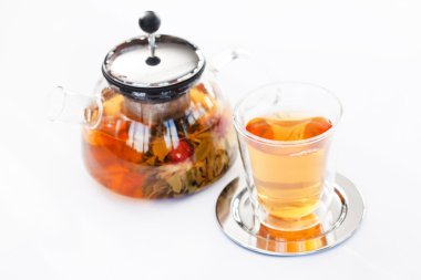 Çaydanlık ve bardak yeşil çay