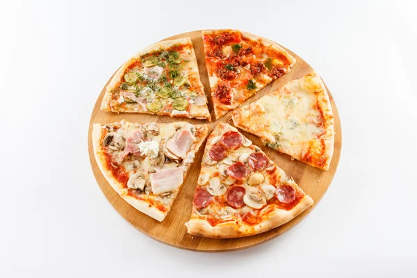 Скибочками піци — стокове фото