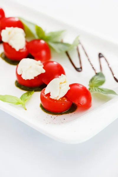 Mozzarella mit Kirschtomaten — Stockfoto