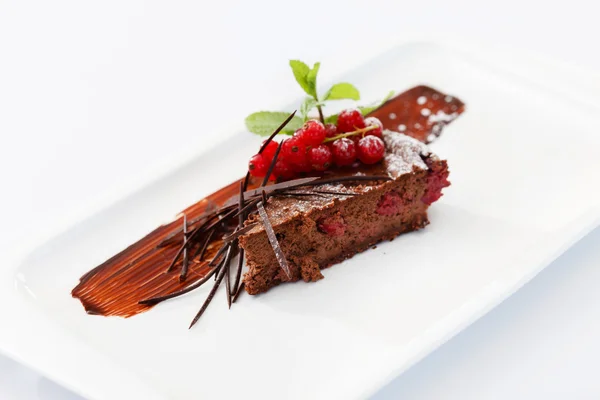 Gâteau au chocolat avec groseille rouge — Photo