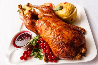 kavrulmuş hindi süslenmiş