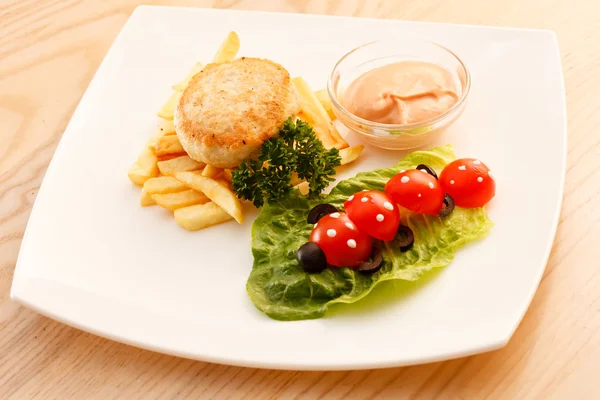 Franse frietjes met kip kotelet — Stockfoto