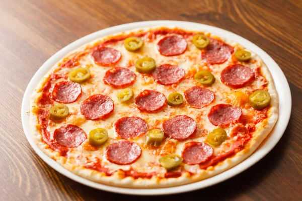 Pizza auf dem Tisch — Stockfoto