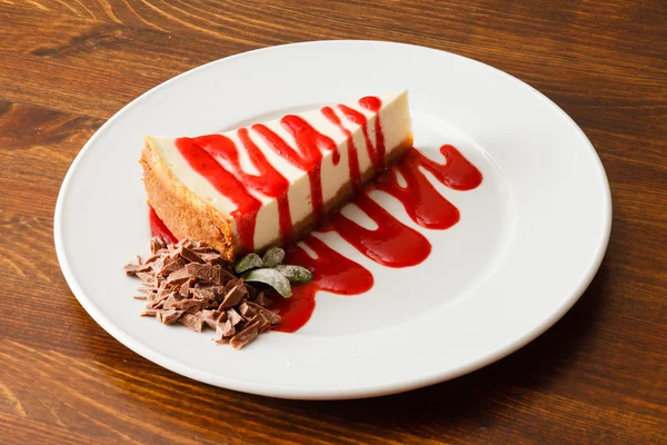 Cheesecake met aardbeien saus — Stockfoto