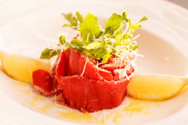 Carpaccio parmesan ile