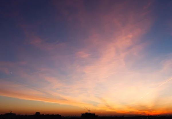 Puesta de sol sobre ciudad — Foto de Stock