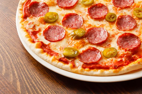 Pizza op tafel — Stockfoto