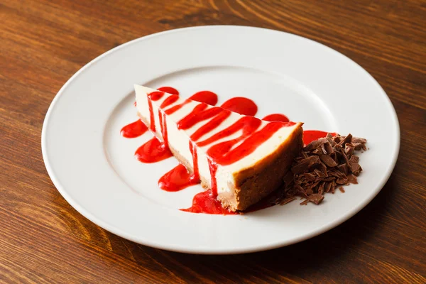 Tarta de queso con salsa de fresa — Foto de Stock