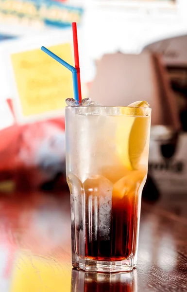 Cocktail no bar — Fotografia de Stock