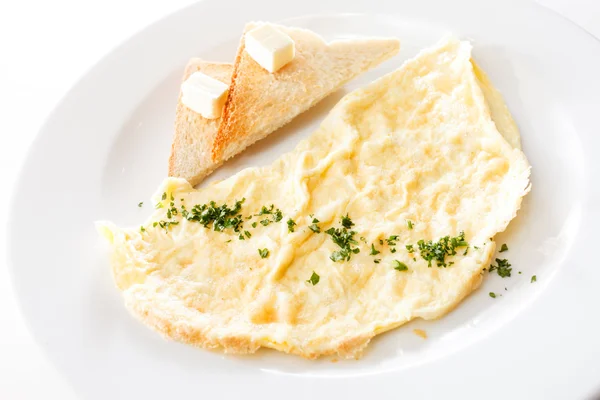 Omelette mit Toast — Stockfoto