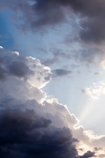 Gri gökyüzü ışık ile — Stok fotoğraf