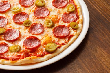 ahşap üzerine pizza